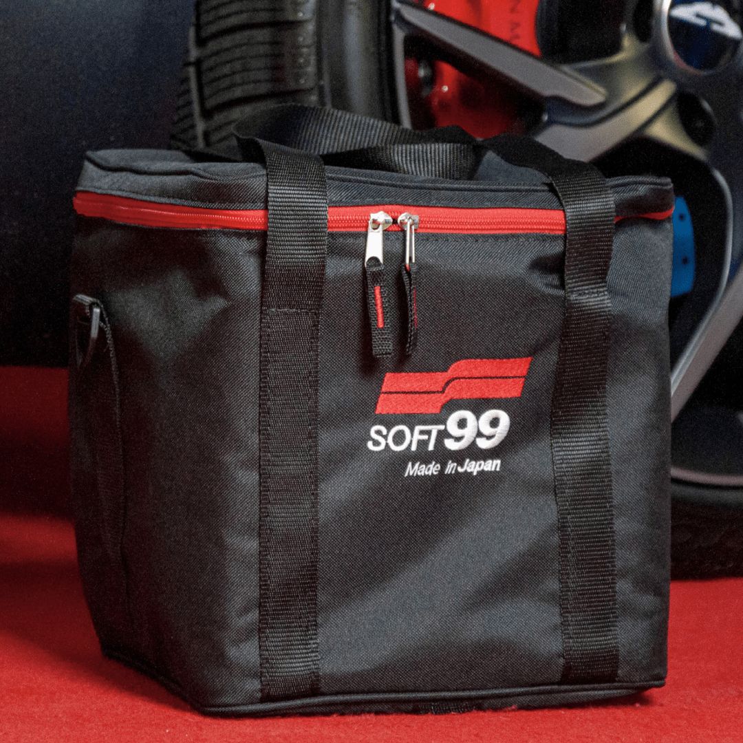 Die Soft99 Detailing Tasche vor einem Reifen