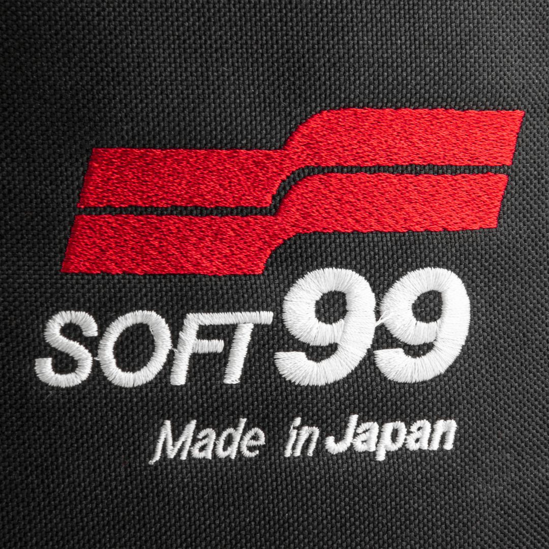Das aufgestickte Logo der Soft99 Detailing Tasche
