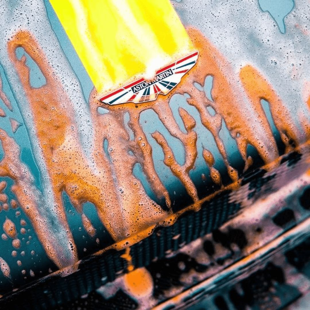 Der orange Schaum des Dr. Wack Insektenentferner Gel auf einem Auto