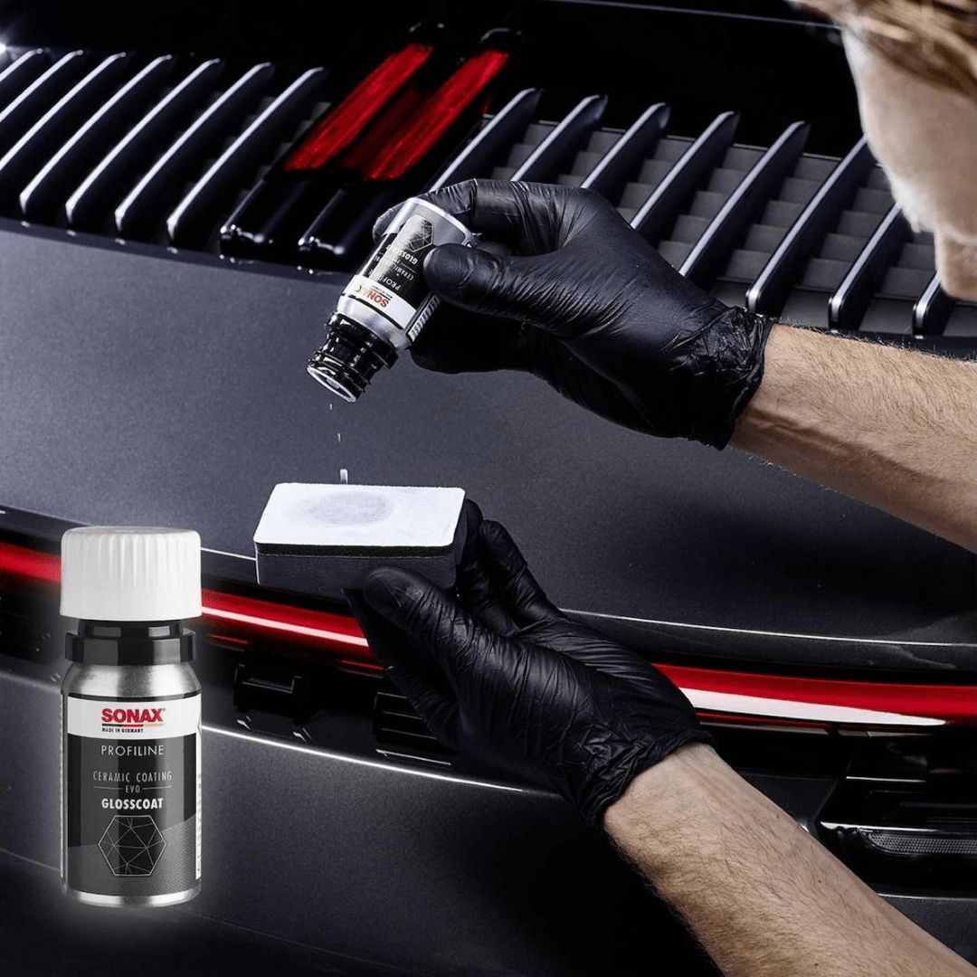 Anwendung des Glosscoat Ceramic Coating auf ein Applikatorschwamm