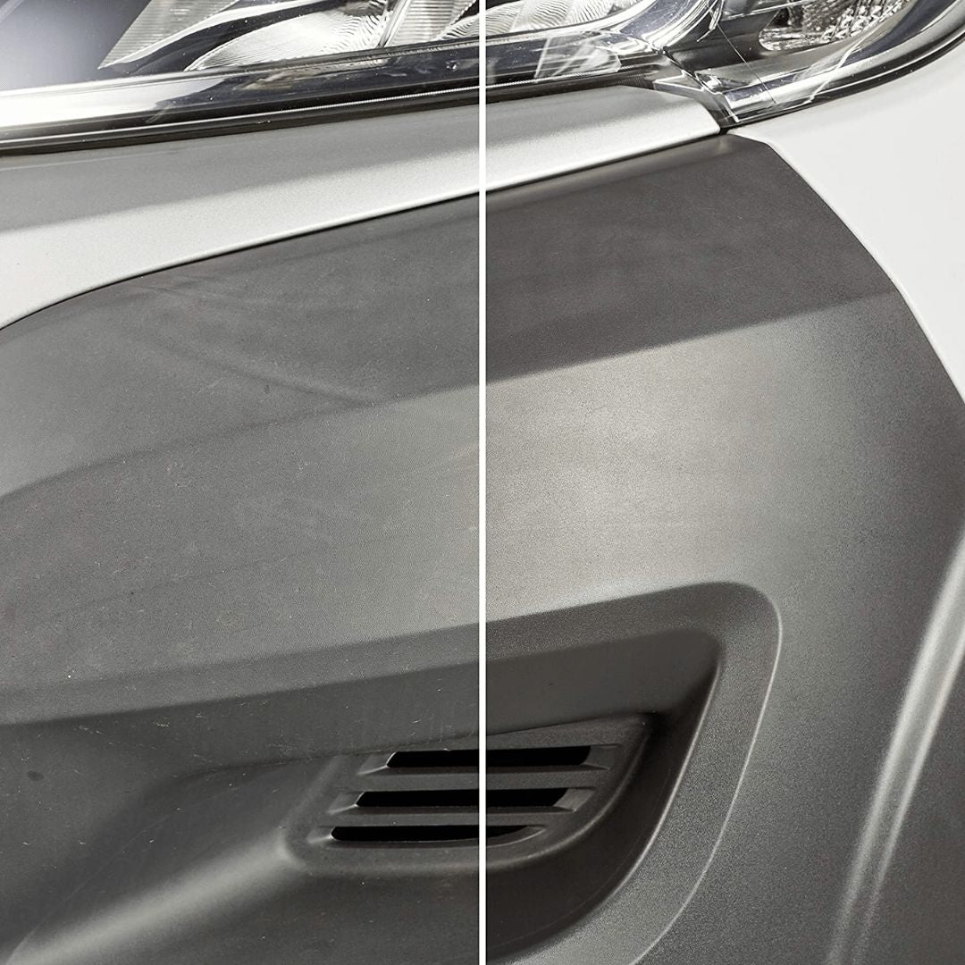 Eine Kunststoffverkleidung im Auto links unbehandelt und rechts behandelt mit Sonax Tiefenpfleger Seidenmatt