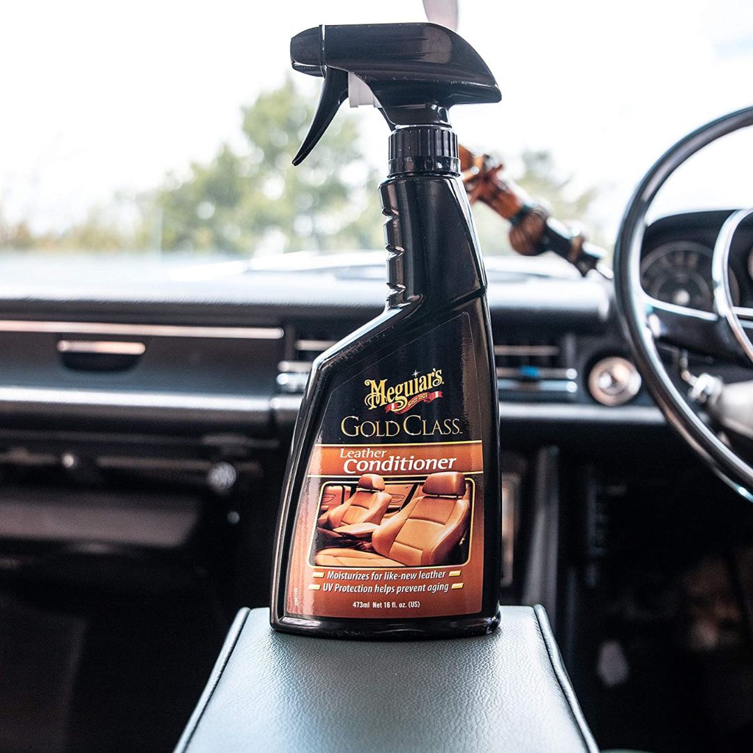 Die Flasche der Meguiars Gold Class Leather Conditioner Lederpflege in einem Auto