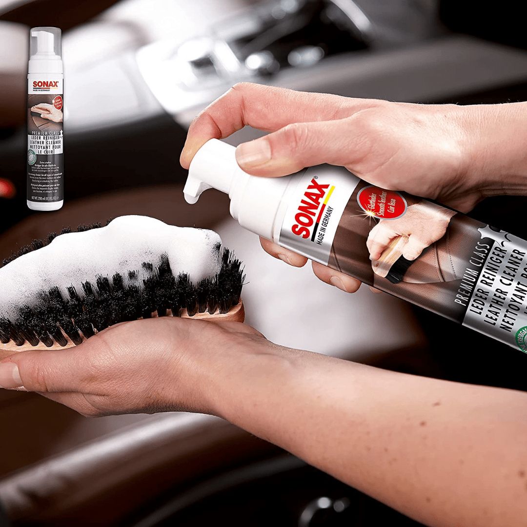 Sonax Lederreiniger auf der Sonax Textil & Lederbürste