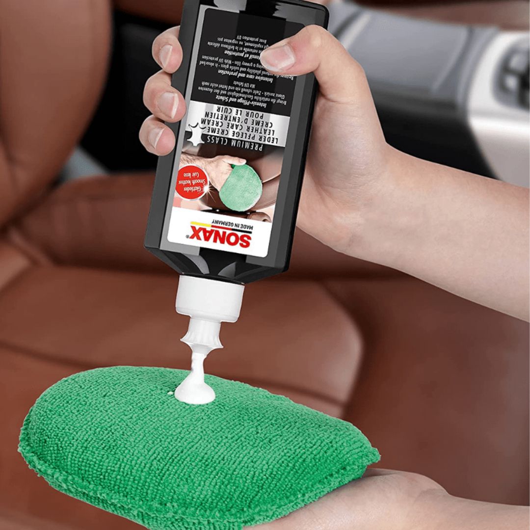 Sonax Leder Pflege Creme auf einem Mikrofaserapplikator