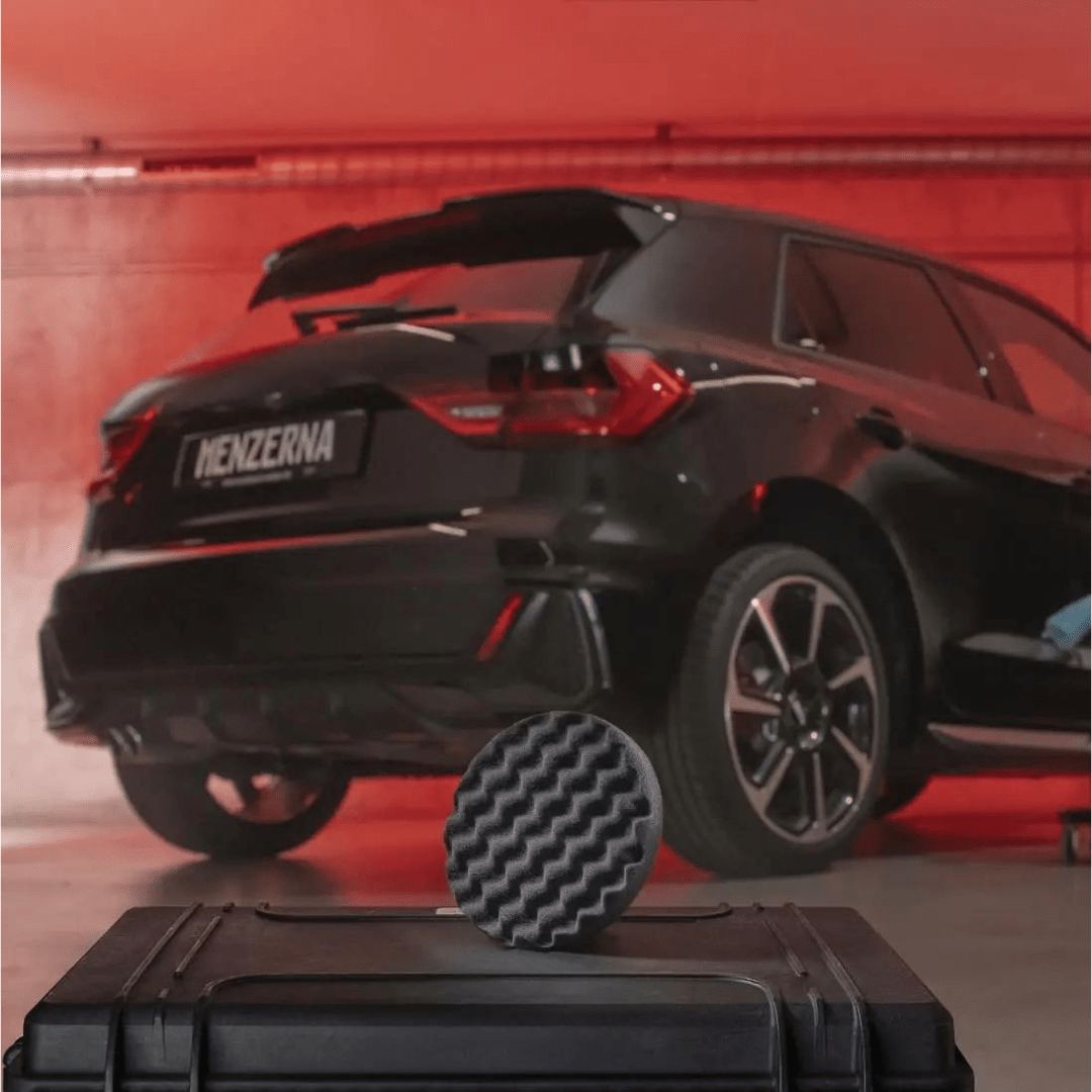 Das Menzerna Standard Soft Pad 150 Millimeter Polierpad vor einem Auto