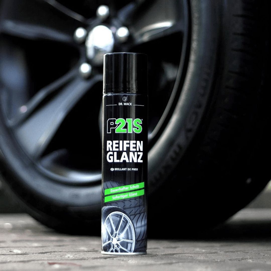 Der Dr. Wack P21S Reifenglanz vor einem Reifen