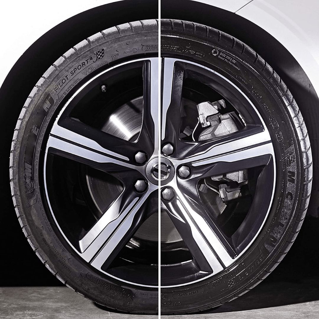 Ein Autoreifen links unbehandelt und rechts behandelt mit Sonax Xtreme Reifenglanzspray