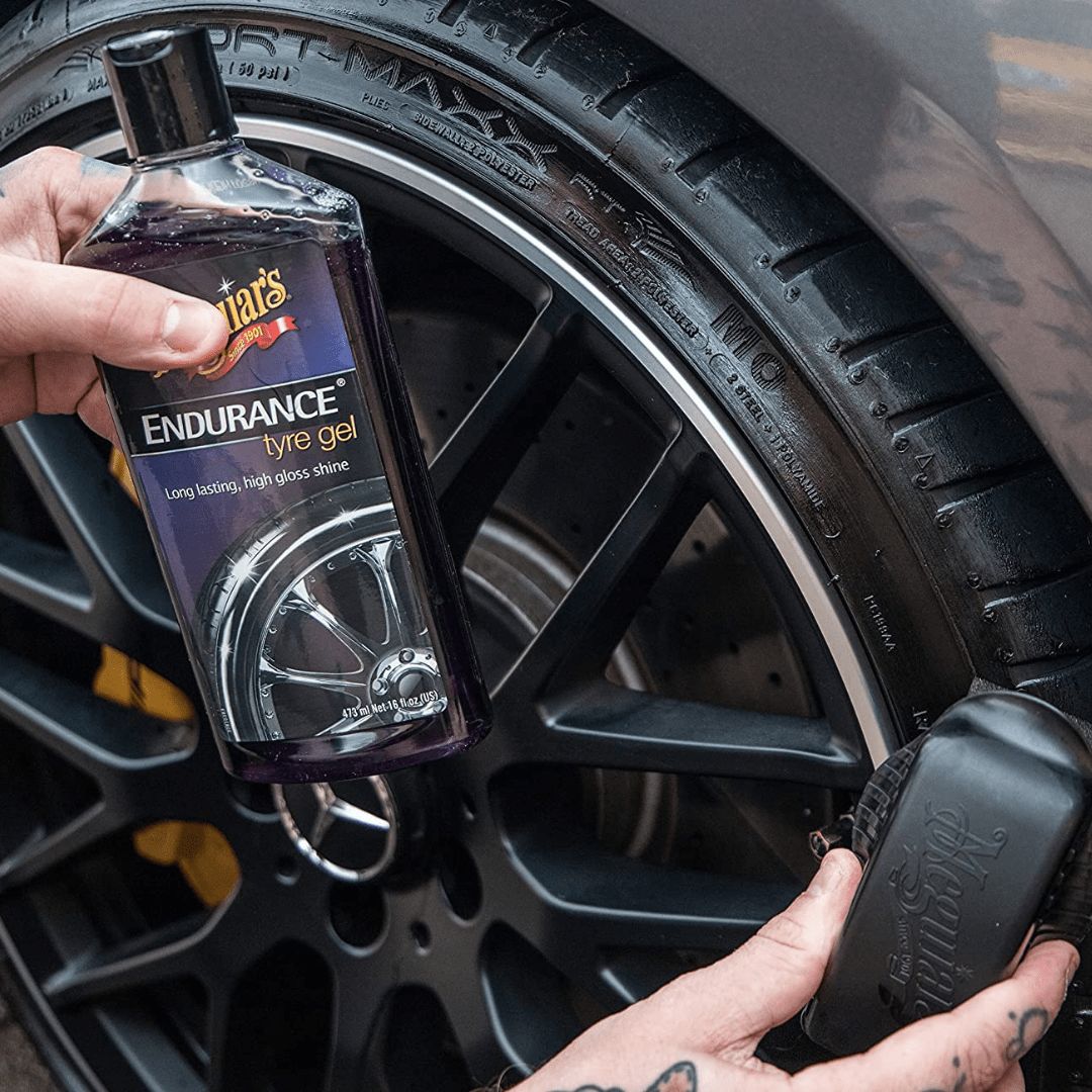 Auftragen von Meguiars Endurance Tire Gel auf Reifen mit Reifenapplikator
