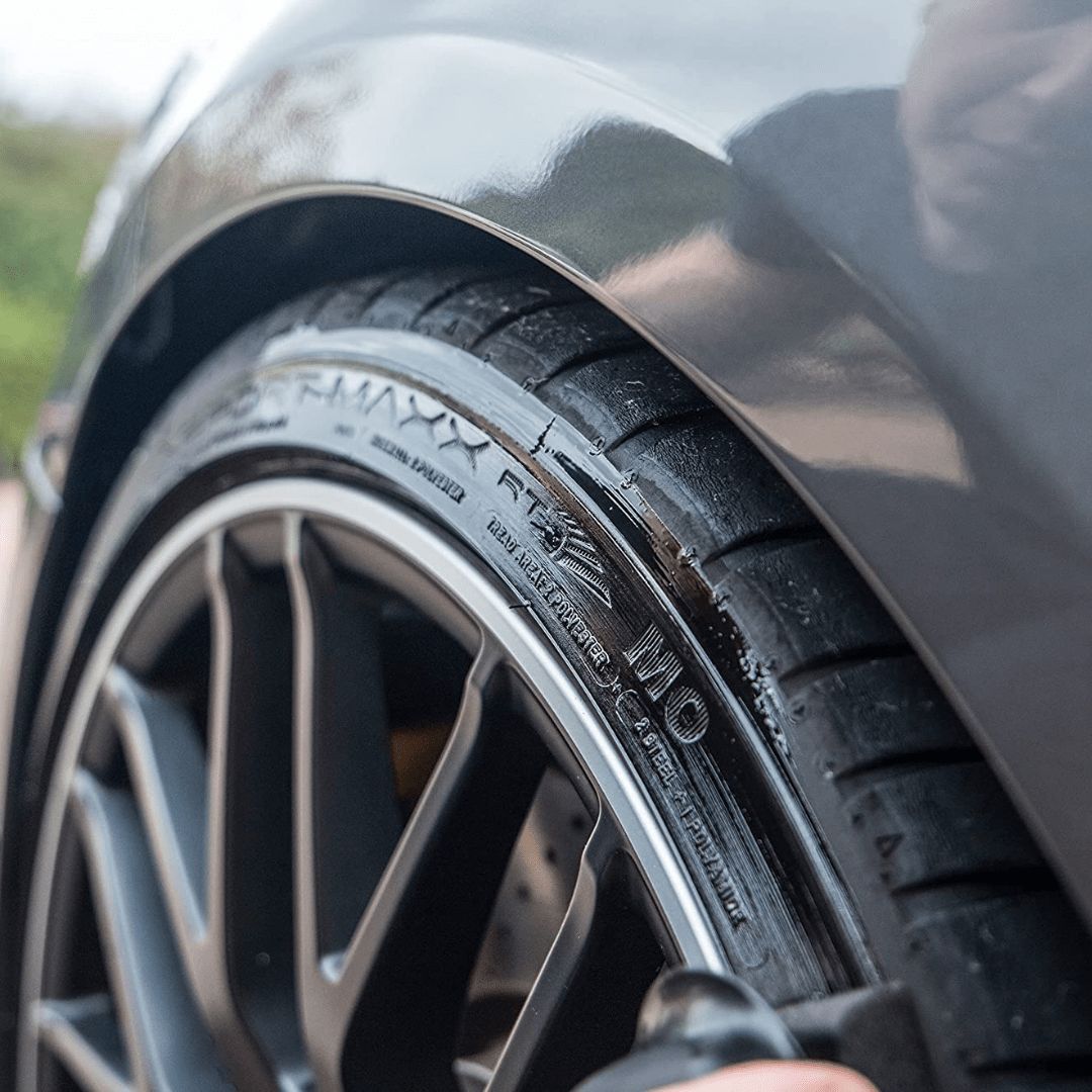 Glänzender Look eines Reifens nach Anwendung von Meguiars Endurance Tire Gel Reifenschwärzer