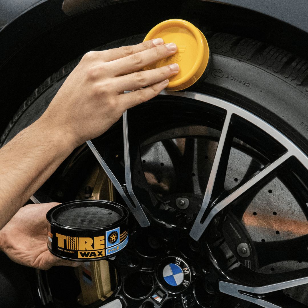 Auftragen der Soft99 Tire Black Wax Reifenversiegelung auf einen Reifen