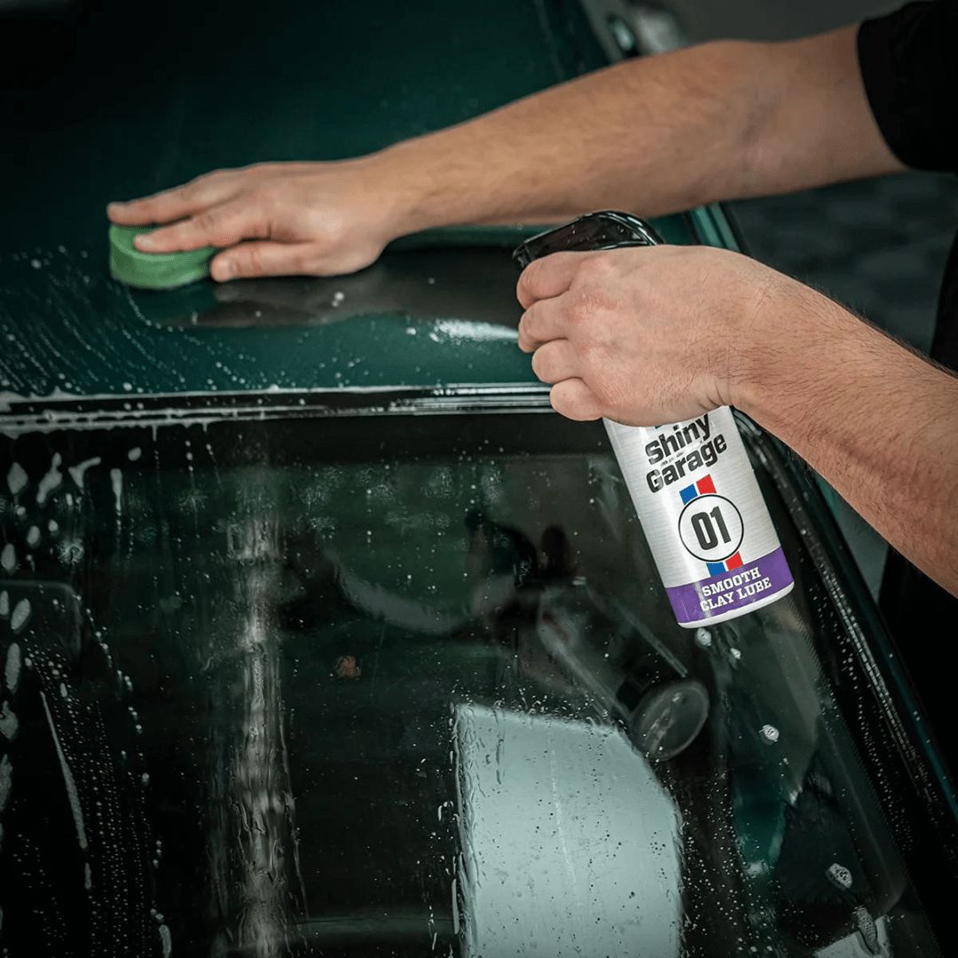 Die Shiny Garage Clay Block Reinigungsknete gleitet über Karosserie mit einem Gleitmittel