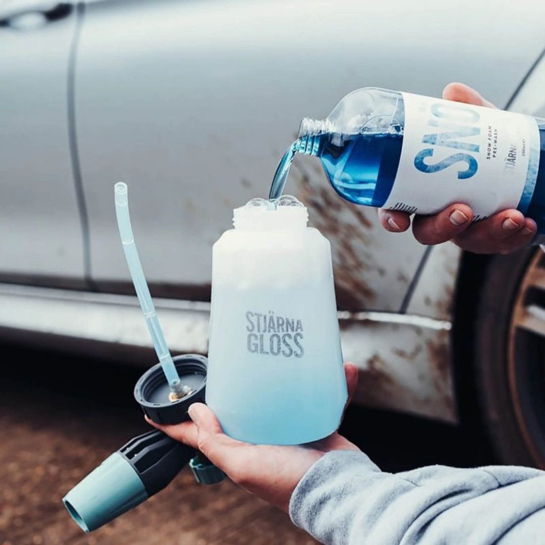 Befüllen des Behälters der Stjarnagloss Snöstorm Schaumlanze mit Snow Foam