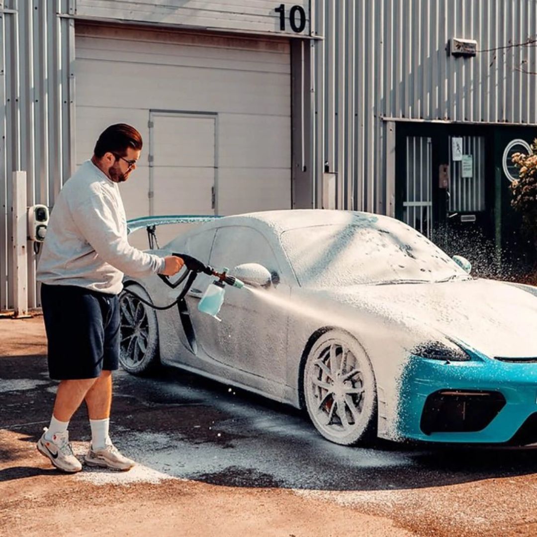 Anspritzen eines Autos mit der Stjarnagloss Snöstorm 1 Liter Schaumlanze