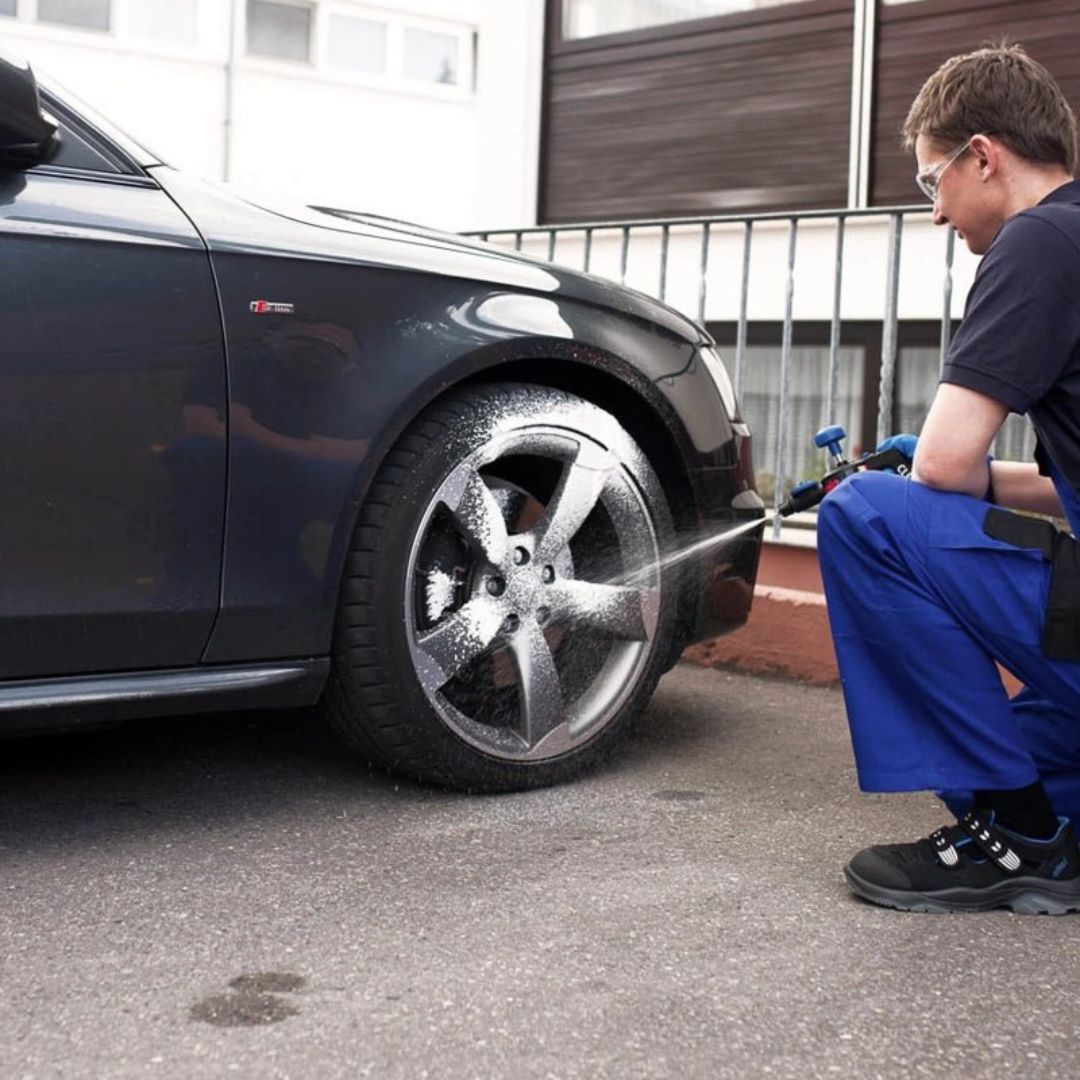 Der SOLO CLEANLine Vario Foam 303 FA Schaumsprüher spritzt auf ein Auto