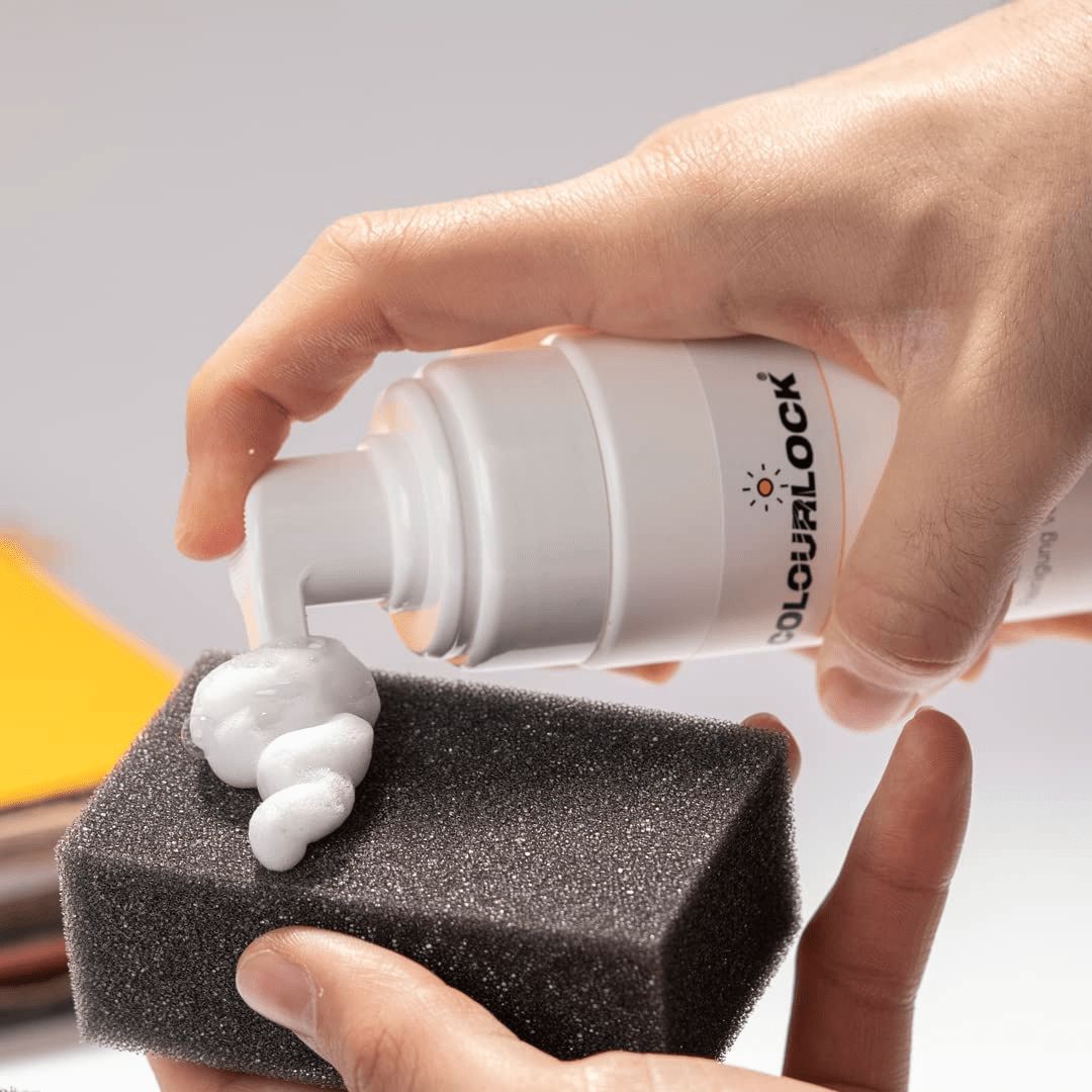 Lederreiniger auf einem Colourlock Schwamm