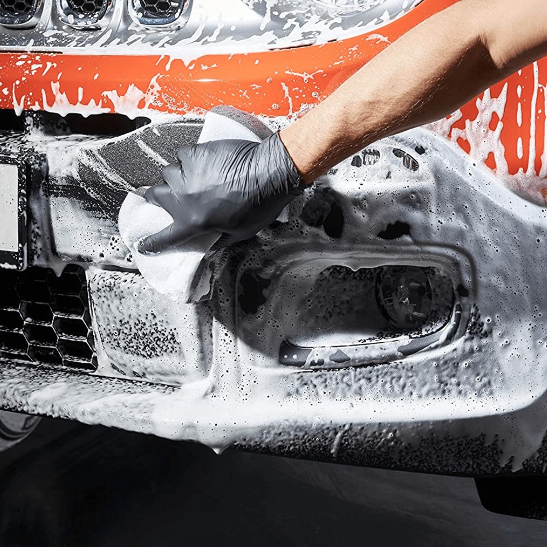 Sonax Multischwamm auf Stossstange angewendet mit Autoshampoo