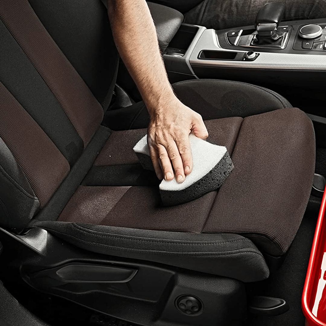 Sonax MultiSchwamm angewendet auf Polstersitz 