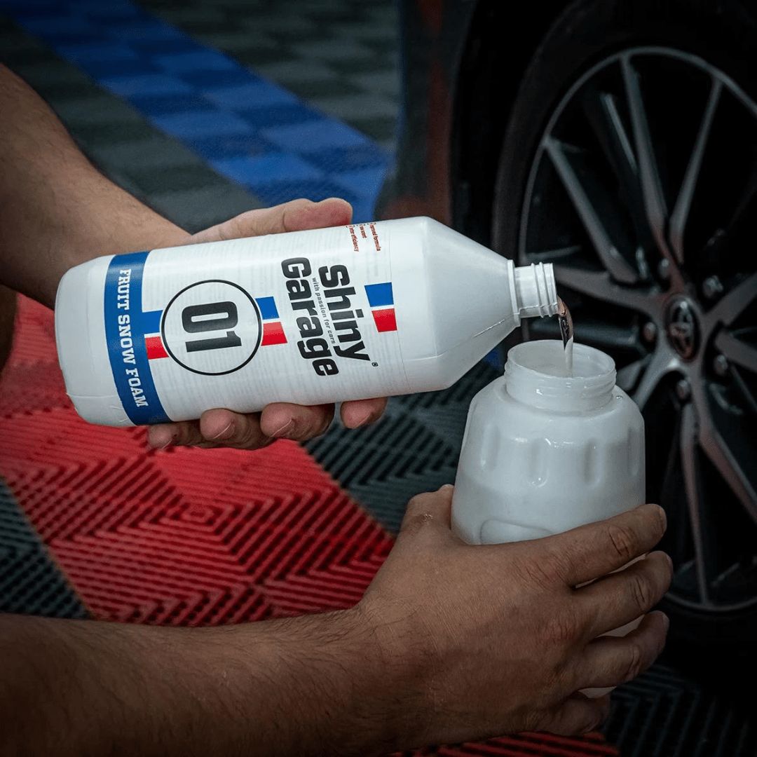 Der Shiny Garage Fruit Snow Foam wird in einen Schaumsprüher gefüllt