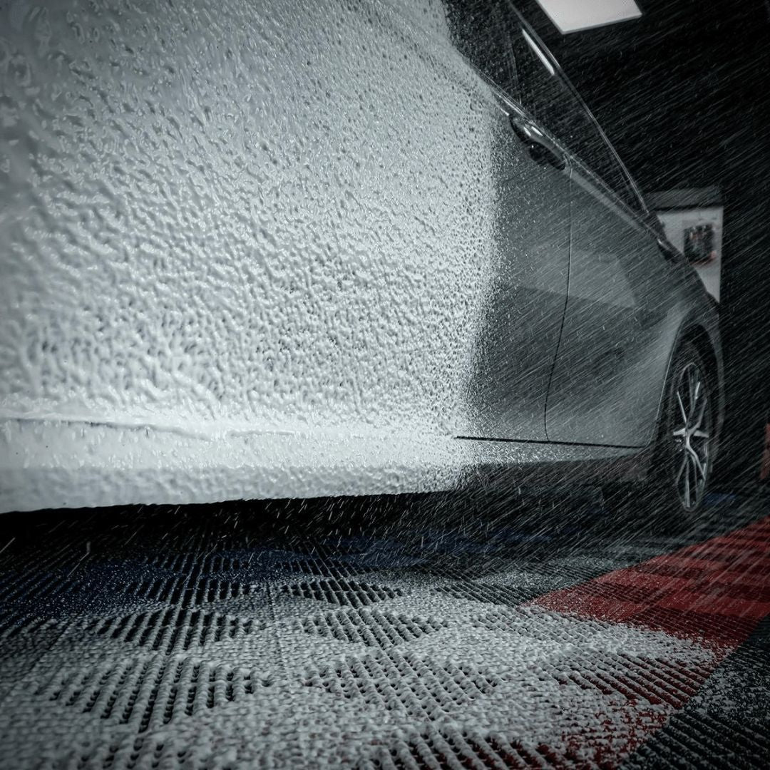 Shiny Garage Fruit Snow Foam Schaum auf einem Auto