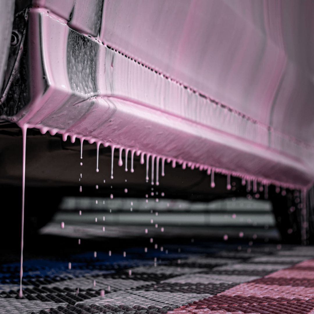 Pinker Schaum vom Shiny Garage Pink Snow Foam tropft von der Karosserie