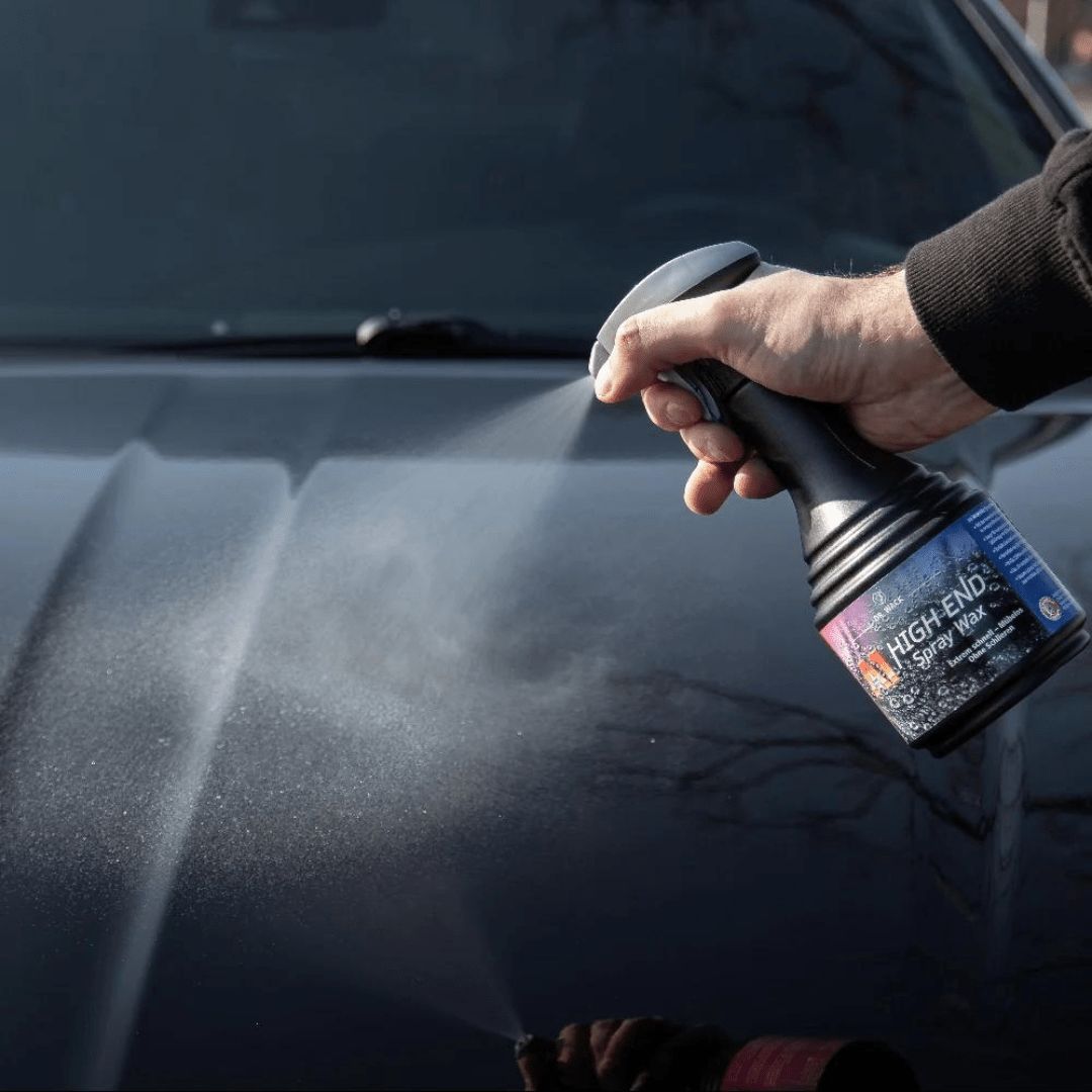 Aufsprühen von Dr. Wack A1 High End Spray Wax Sprühversiegelung auf eine Fronthaube