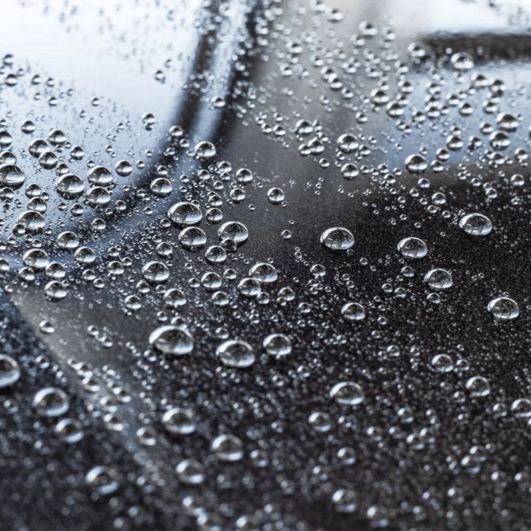 Wasserperlen auf einem Auto nach behandlung mit Dr. Wack A1 High End Spray Wax