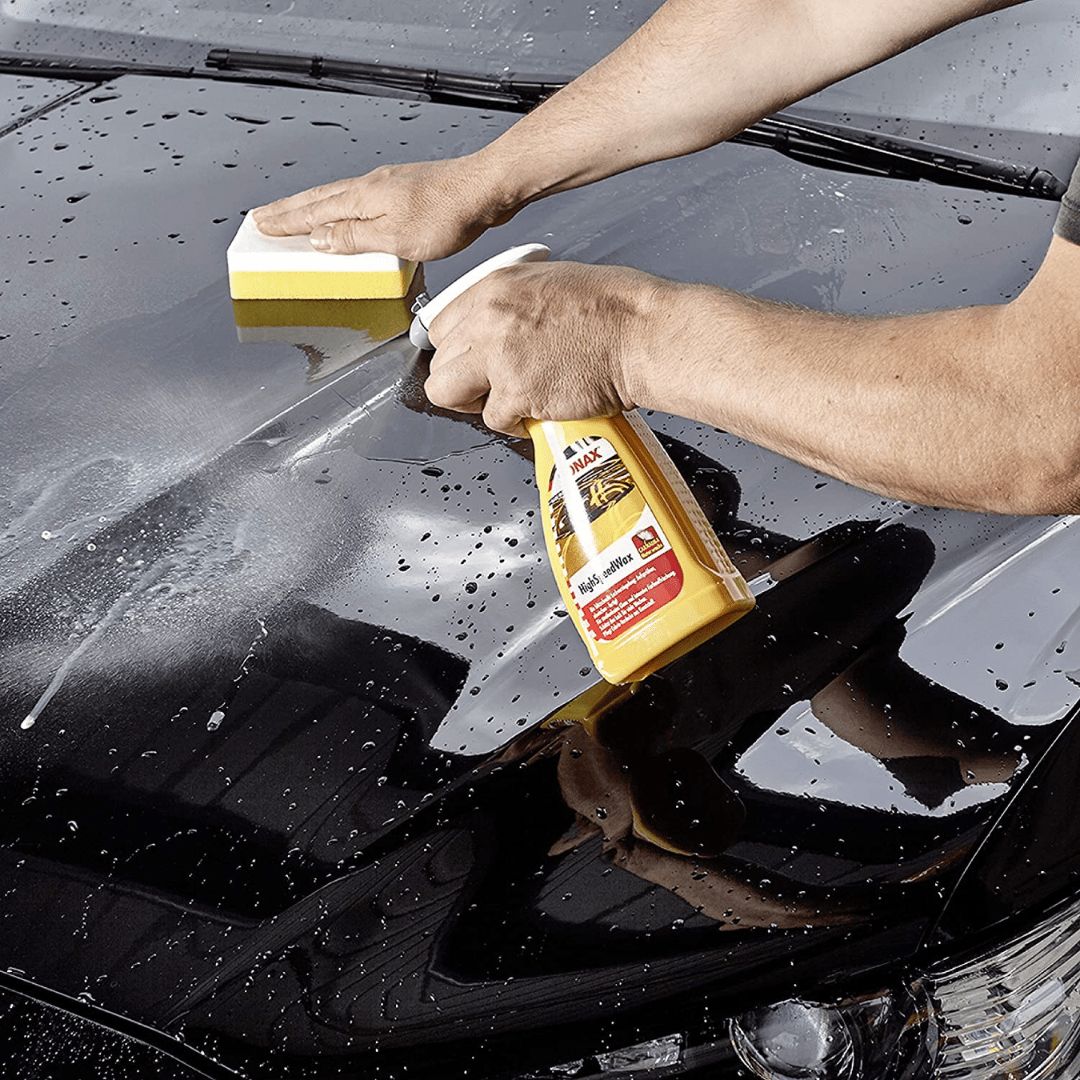 Anwendung des Sonax HighSpeedWax auf Karosserie mit Applikator