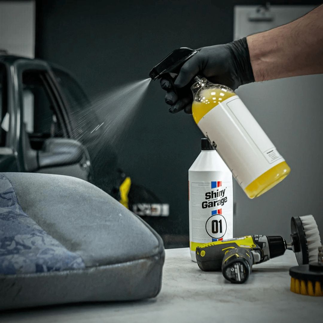 Shiny Garage Carpet Cleaner Textilreiniger wird auf einen Textilsitz gesprüht