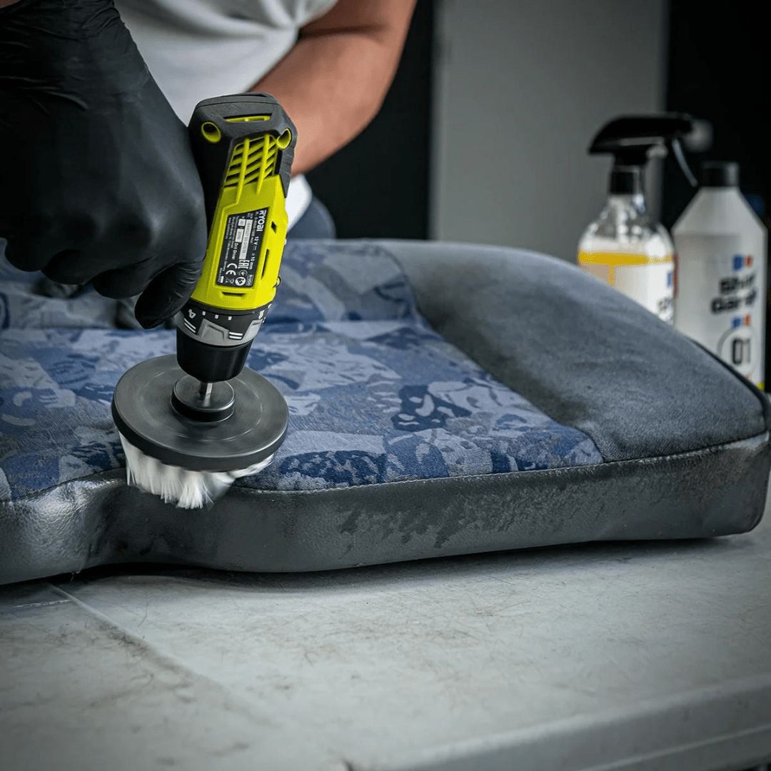 Textilsitz wird mit rotierender Bürste behandelt