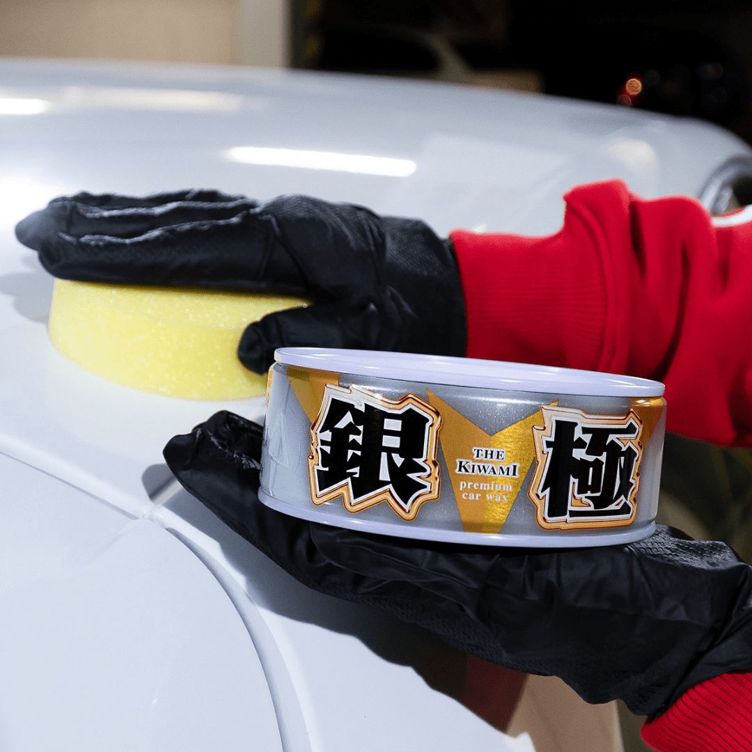 Auftragen der Soft99 Extreme Gloss The Kiwami Light Wachsversiegelung auf Karosserie