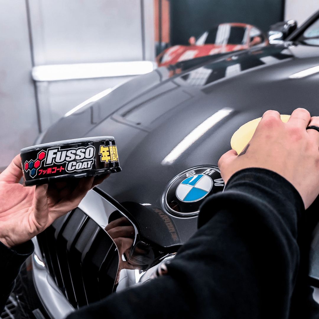 Auftragen der Soft99 Fusso Coat 12 Month Wax Dark Wachsversiegelung auf Motorhaube