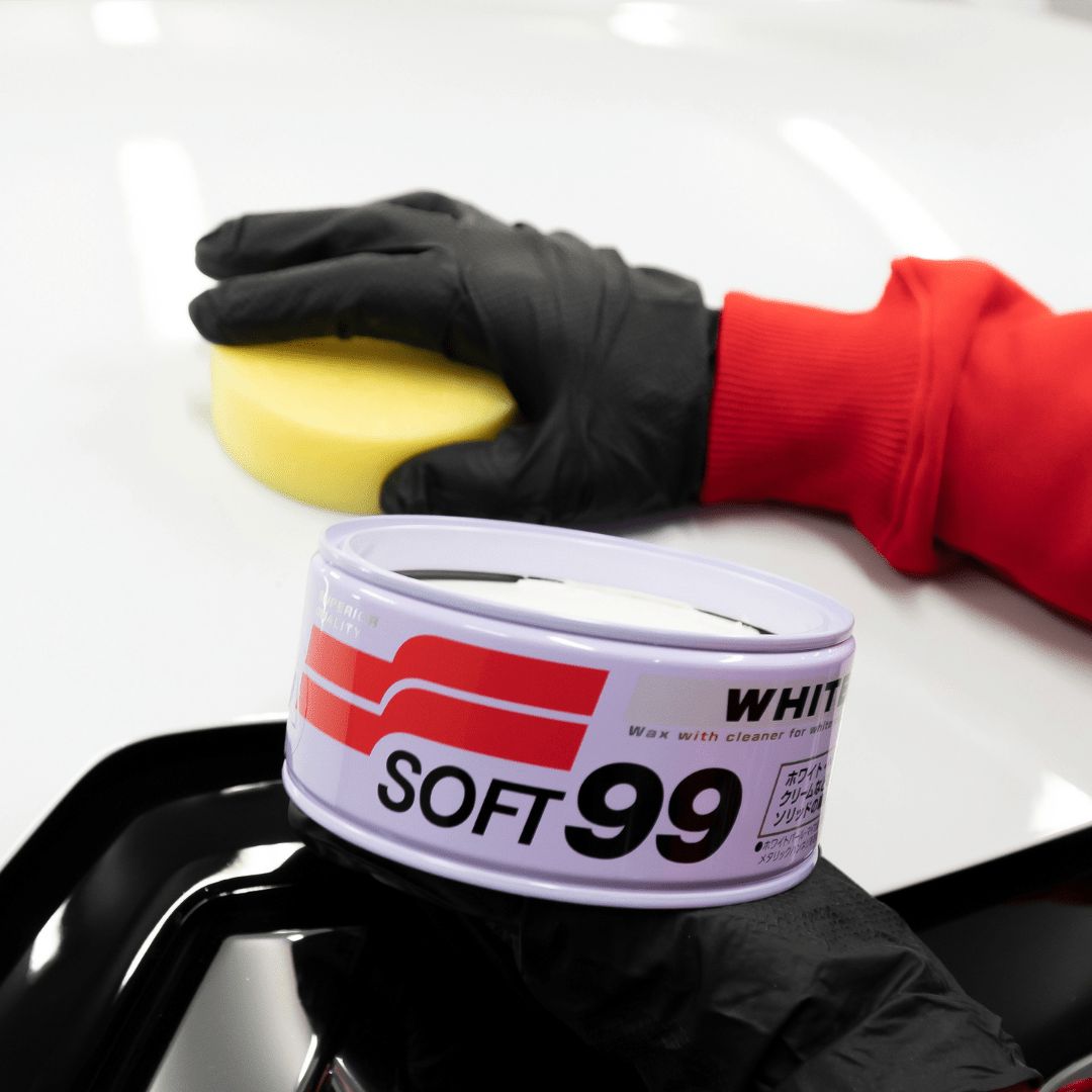 Auftragen von Soft99 White Wax Wachsversiegelung mit einem Applikatorschwamm