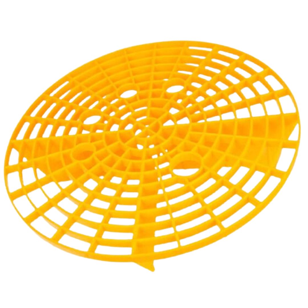 Die gelbe Schmutzfalle des Liquid Elements CleanCar Wascheimer