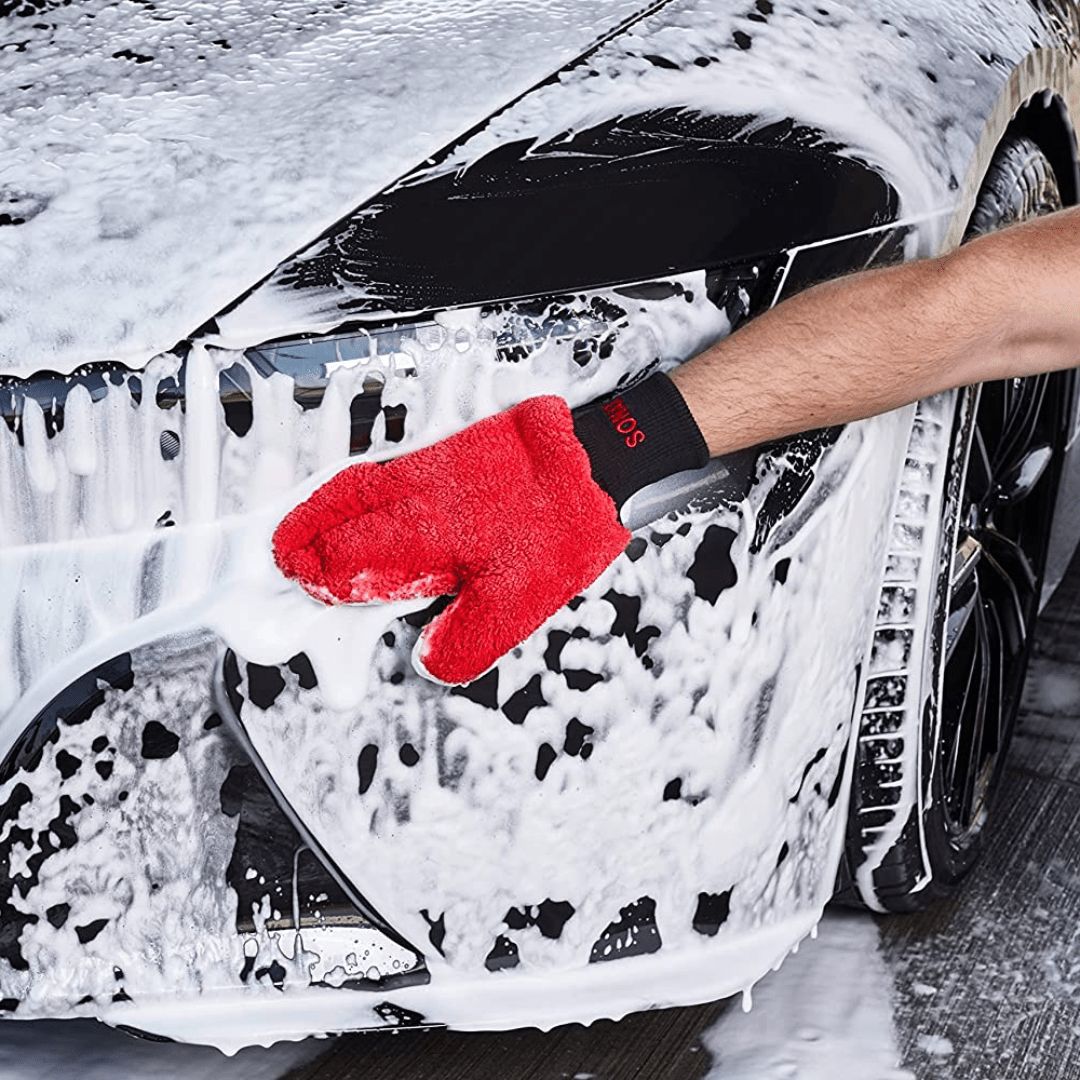 Der Sonax Microfaser Wasch-Handschuh auf einem Auto angewendet mit Autoshampoo