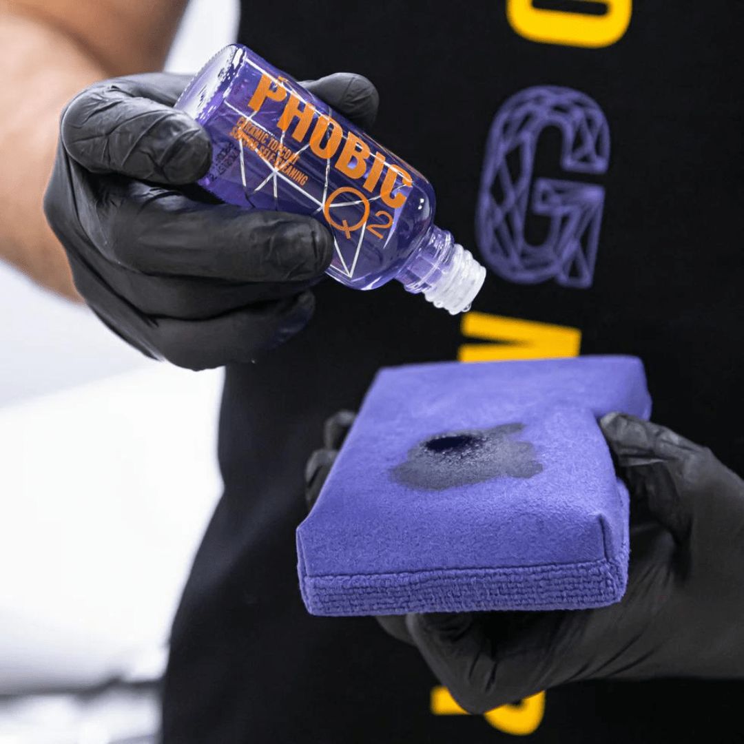 Ceramic Topcoat wird auf den Gyeon Q²M Coating Applicator aufgetropft