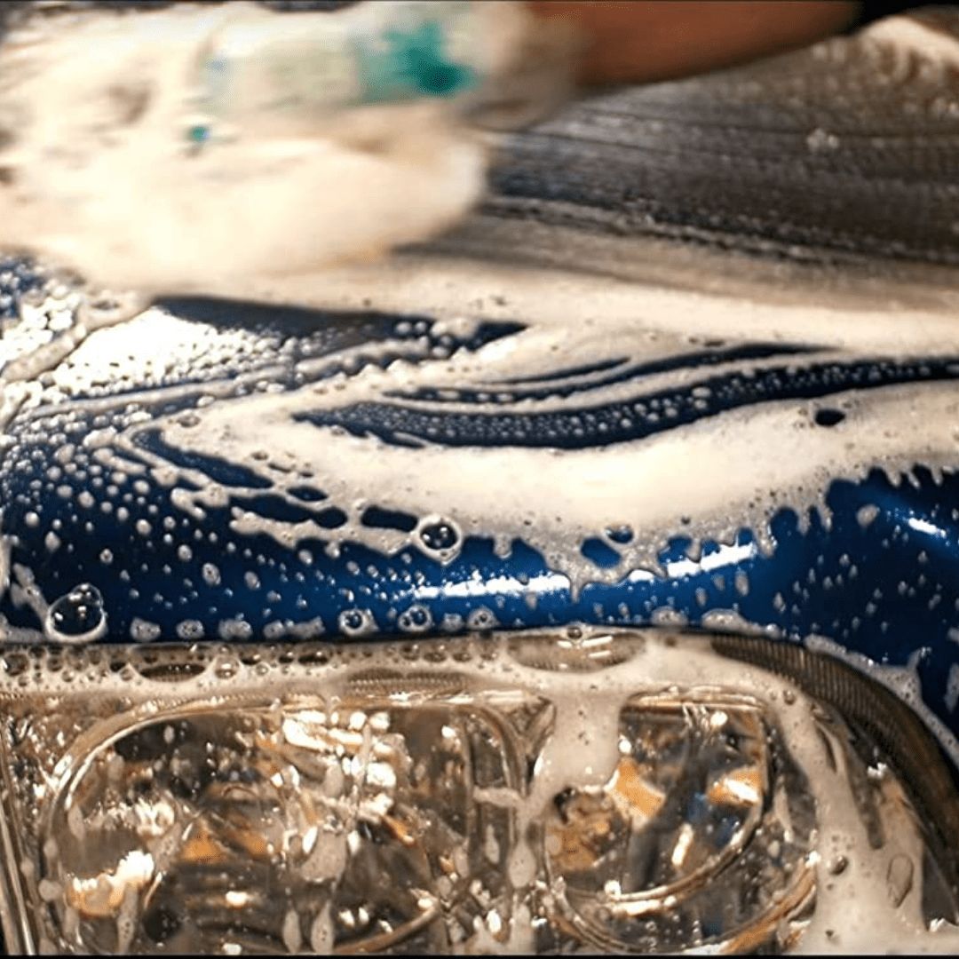 Ein Auto mit Seife des ADBL Shampoo Autoshampoo