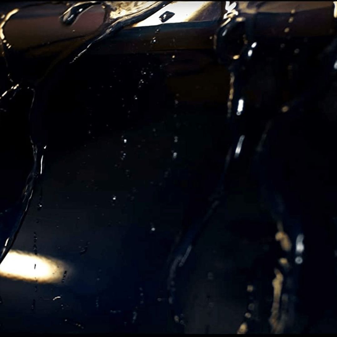 Wasser wäscht das ADBL Shampoo Autoshampoo von der Karosserie