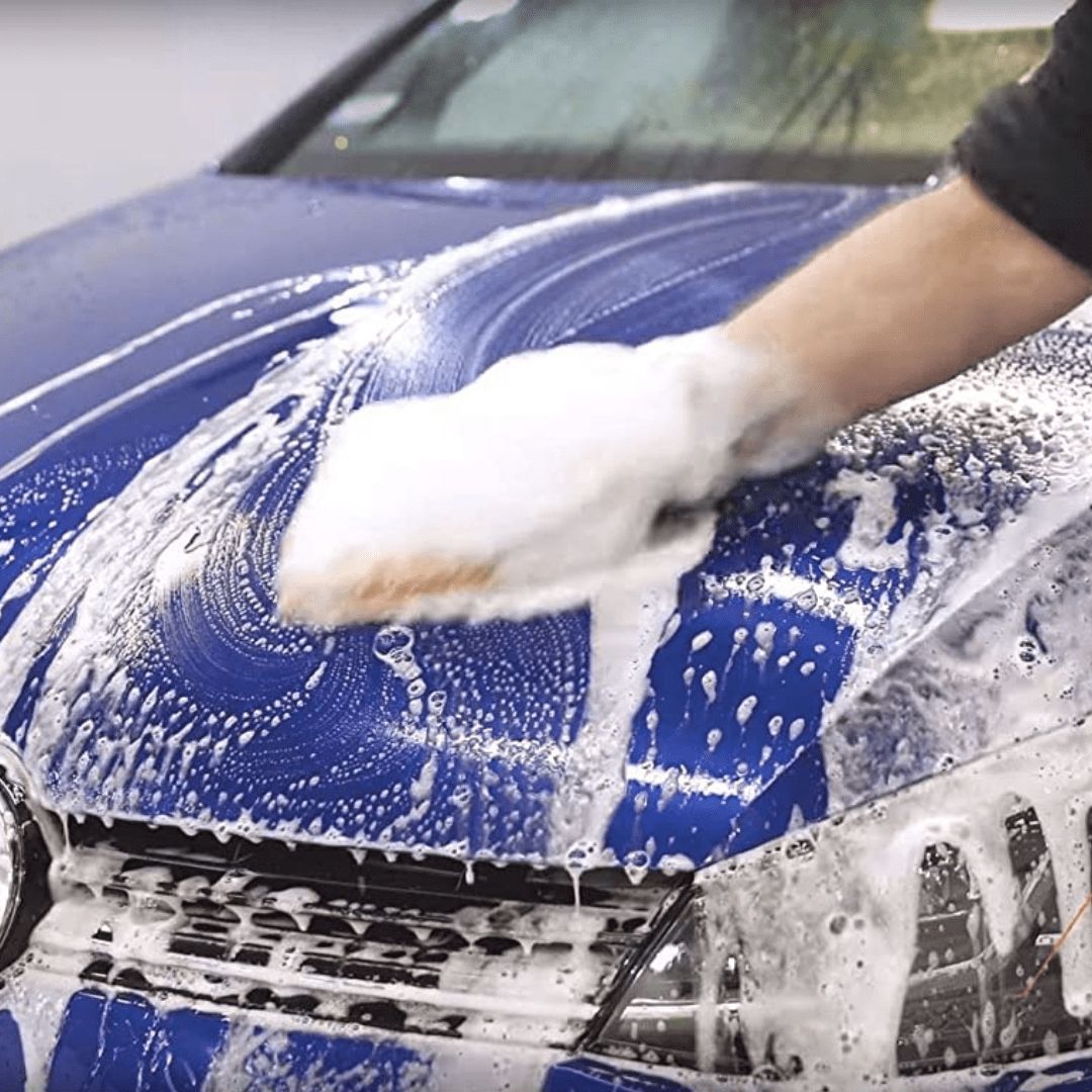 Ein Auto wird gewaschen mit ADBL Snowball Autoshampoo