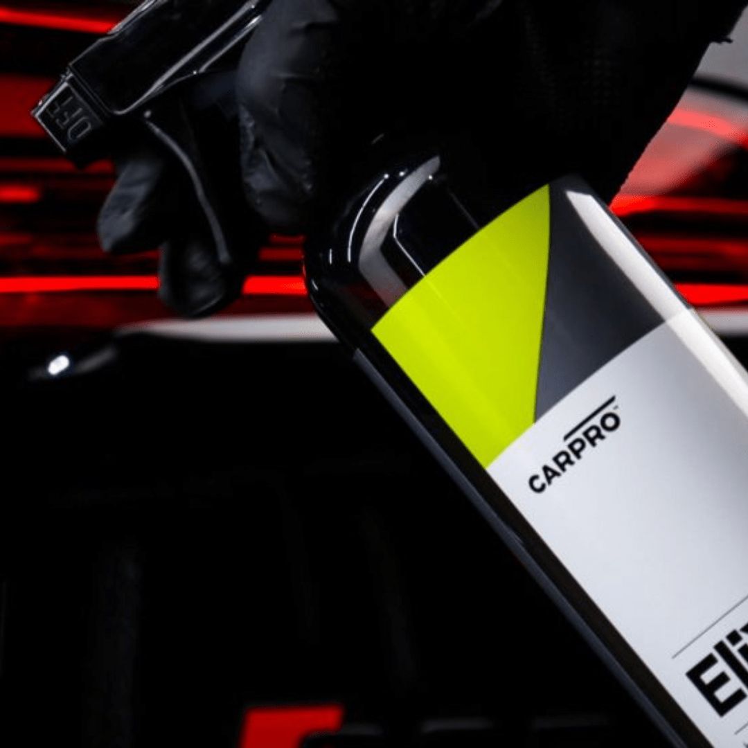 Die CarPro EliXir Detailer Sprühflasche in einer Hand