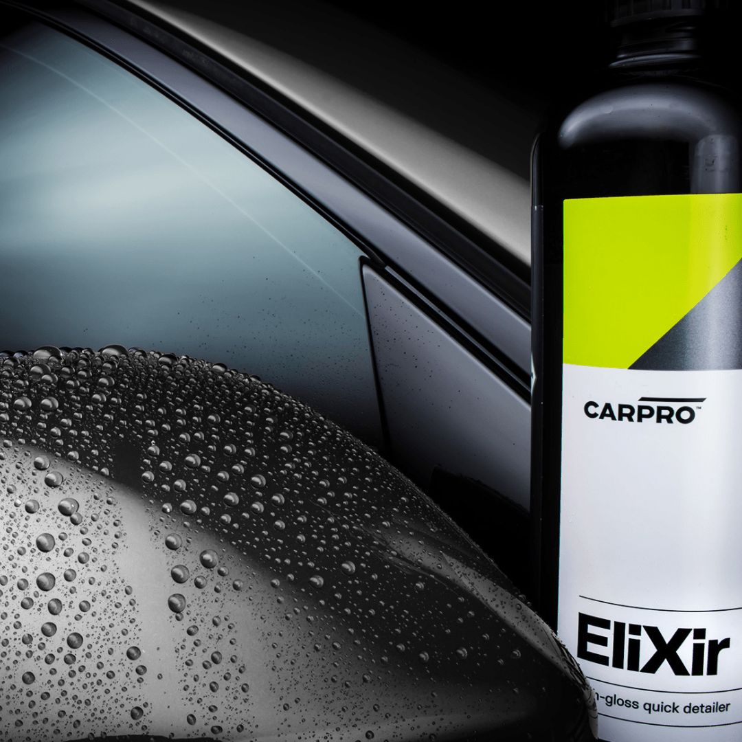 Der CarPro EliXir Detailer neben einem Seitenspiegel