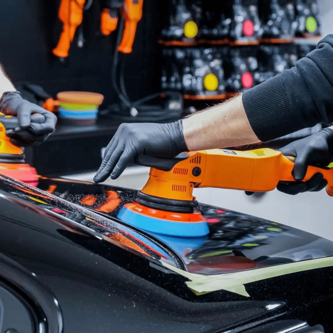 Die ADBL Roller D15125-01 Exzenter Poliermaschine auf einem schwarzen Auto