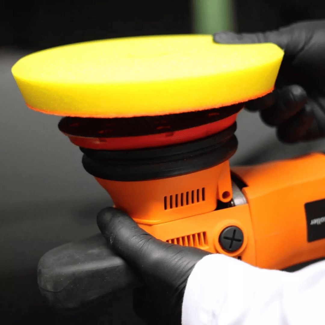 Ein Polierpad auf der ADBL Roller D15125-01 Exzenter Poliermaschine