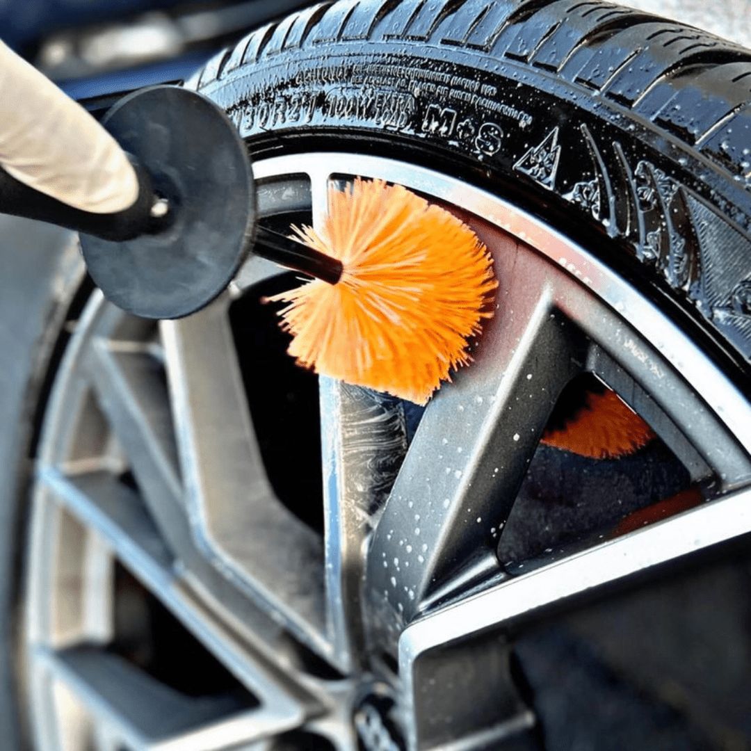 Die ADBL Wheel Sword Felgenbürste zwischen Speichen einer Felge