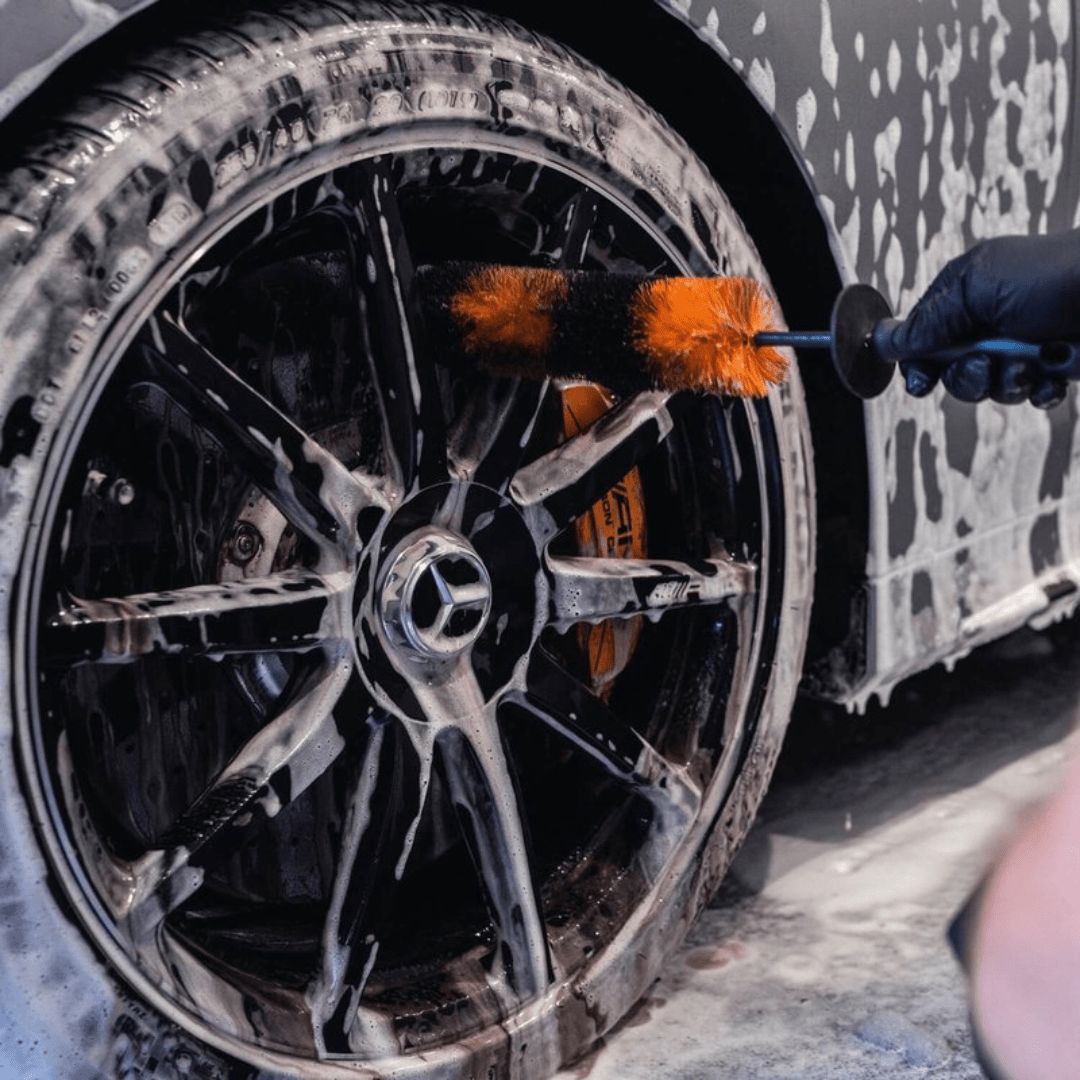 Die ADBL Wheel Sword Felgenbürste mit Autoshampoo in einer Felge