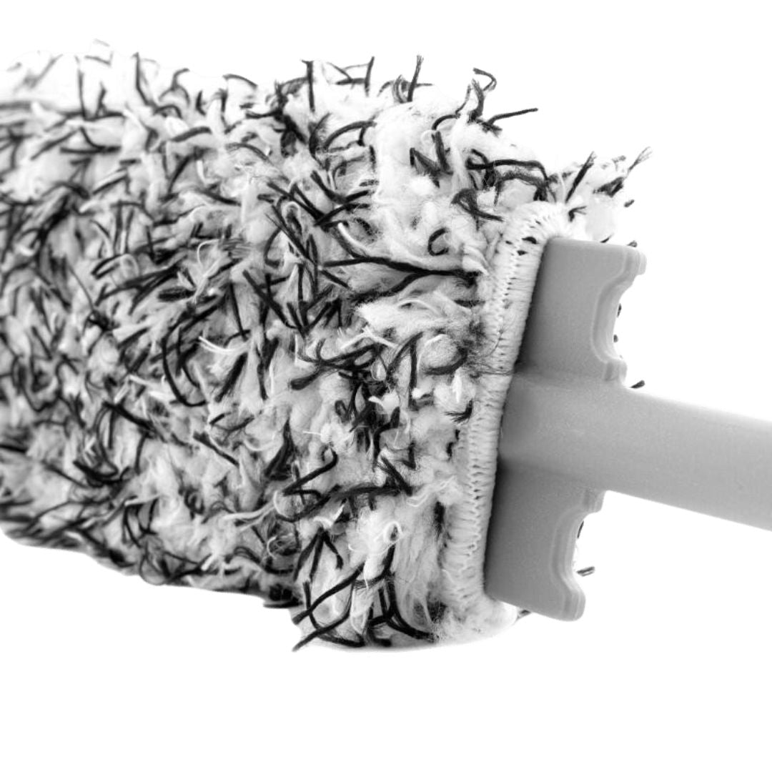 Die Mikrofasern auf dem Stiel der ChemicalWorkz Flat Wheel Brush Felgenbürste