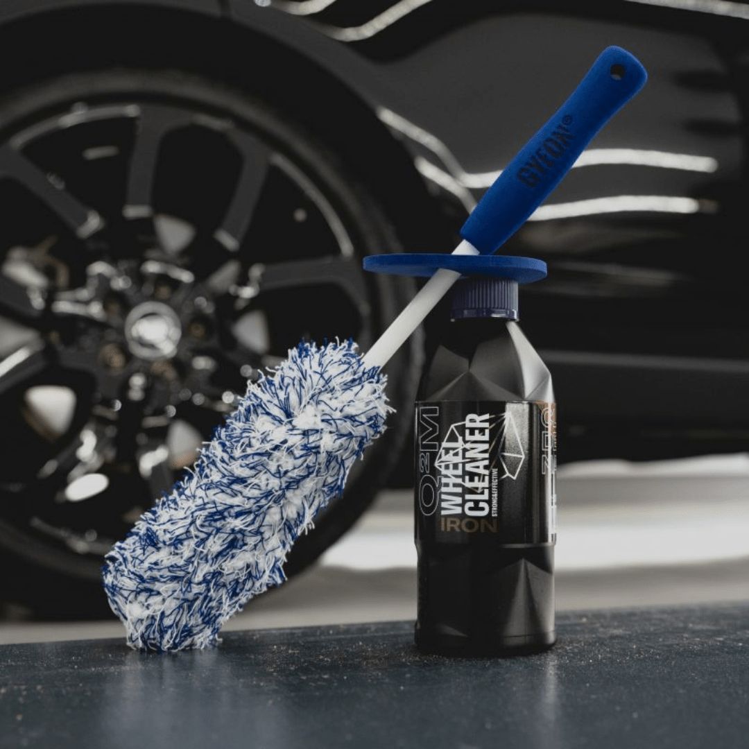 Die Gyeon Q²M WheelBrush Gross Felgenbürste gestützt auf einem Felgenreiniger