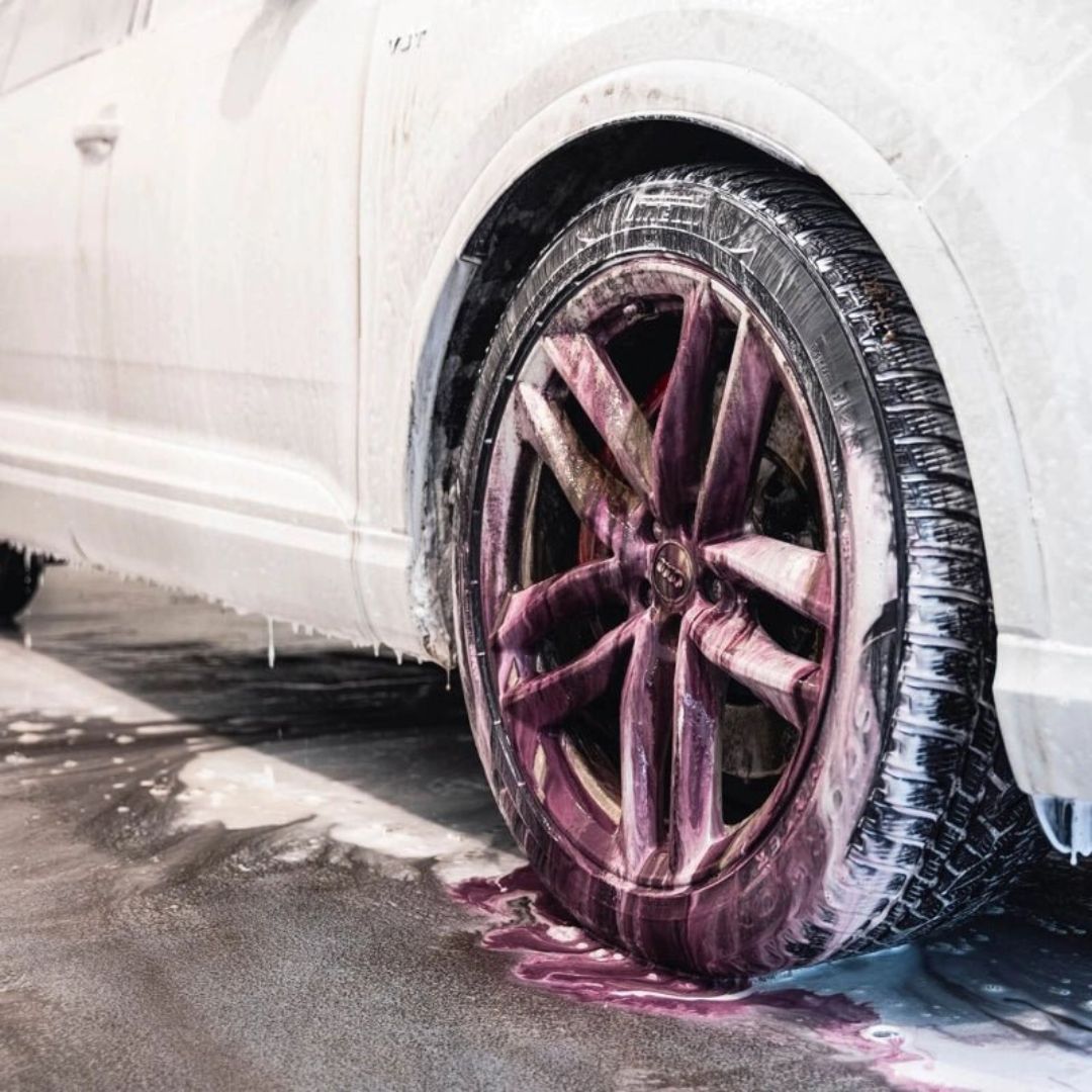 Rot verfärbter ADBL Vampire Felgenreiniger auf einer Felge tropft auf den Boden