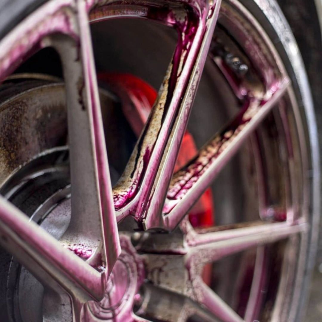 Rot verfärbter ADBL Vampire Felgenreiniger auf einer Felge