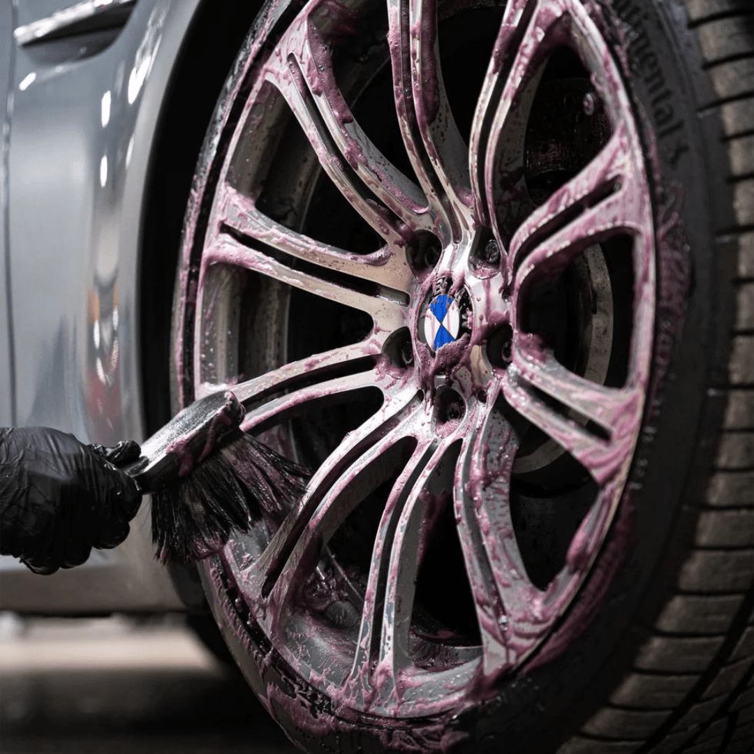 Einarbeiten des Gyeon Q²M Iron Wheel Cleaner mit einer Bürste auf eine Felge