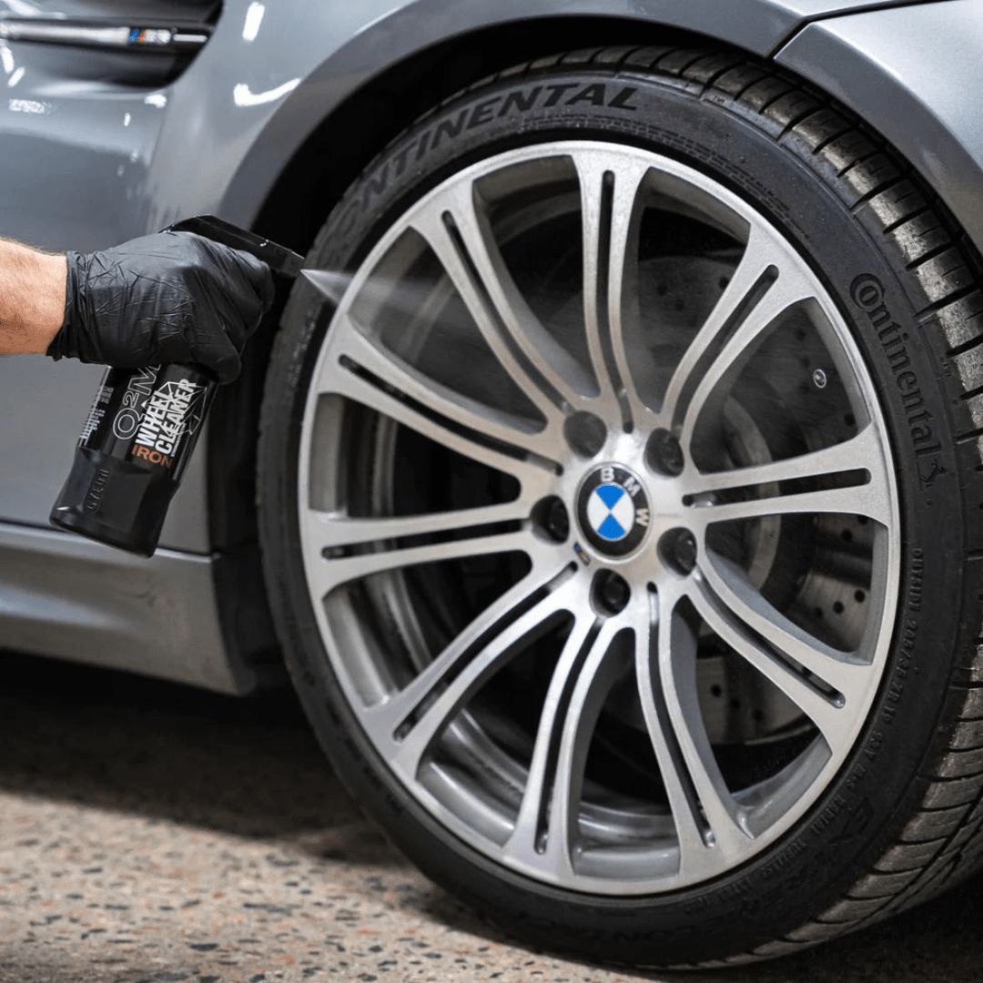 Aufsprühen des Gyeon Q²M Iron Wheel Cleaner auf eine Felge